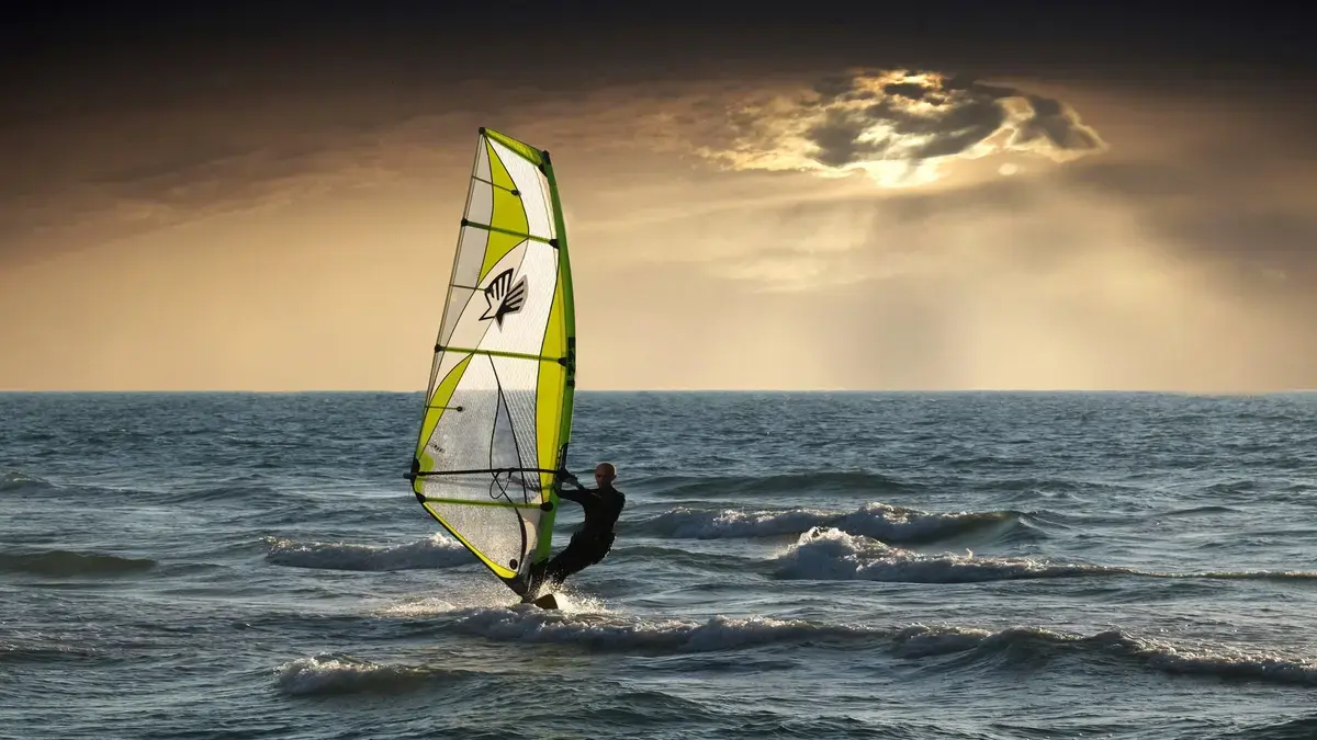 Aprende los fundamentos del windsurf
